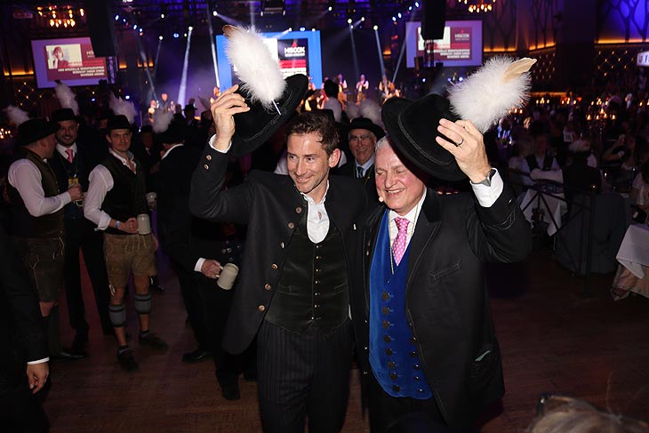 Ehrenfilser 2023 wurde Schauspieler und Comedian Markus Stoll, bekannt als "Harry G", hier mit Filserpräsident und Paulaner Nockherberg Wirt Christian Schottenhamel (©Foto: Martin Schmitz)